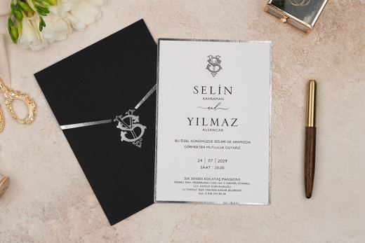 Siyah Zarf Beyaz Monogram